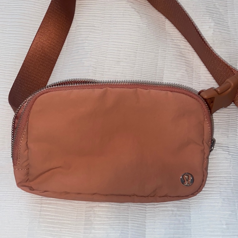 NWOT Everywhere belt Fanny pack color is a blush coral pink